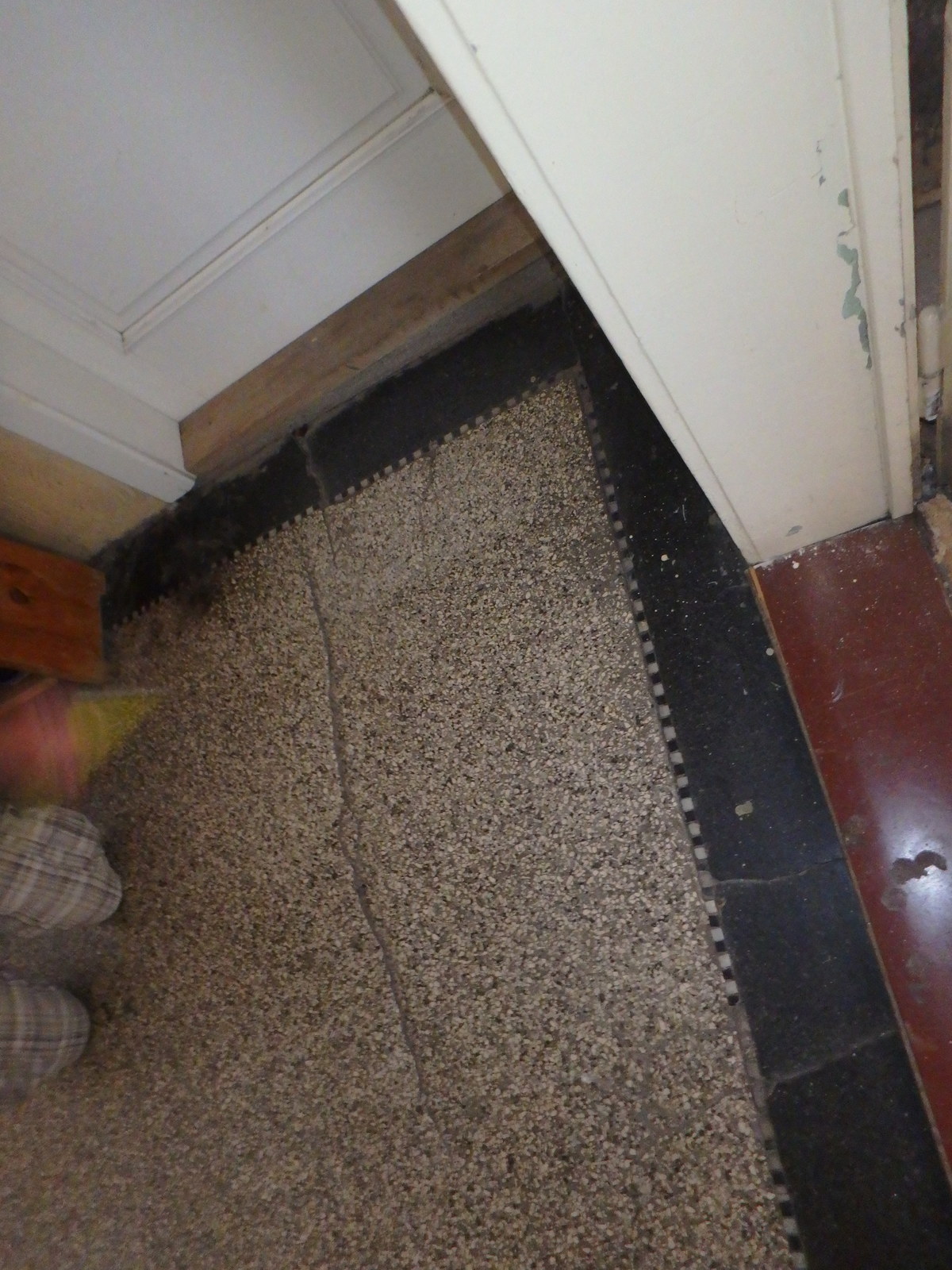 Propadlá teracová podlaha před opravou